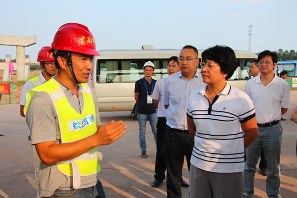 钦州市委书记肖莺子（右二）在调研现场当真听取汇报.jpg